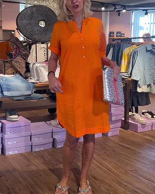 Luźna sukienka w jednolitym kolorze zapinana na guziki