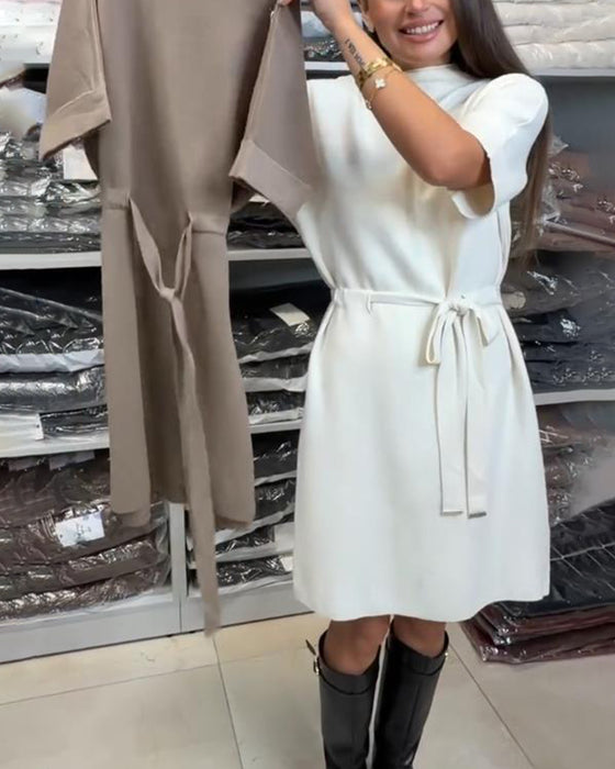 Sukienka Z Jednolitej Koloru, Tkaniny Włóczkowej, Szczegół Paska I Eleganckim Wibracją