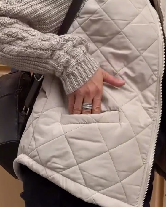 Jednokolorowy płaszcz z wysokim kołnierzem i zamkiem błyskawicznym