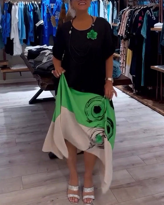 Sukienka z okrągłym dekoltem i luźnym nadrukiem w kolorze