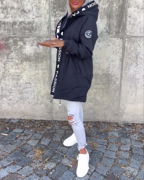 Luźny płaszcz z kapturem i nadrukiem liter ze ściągaczem