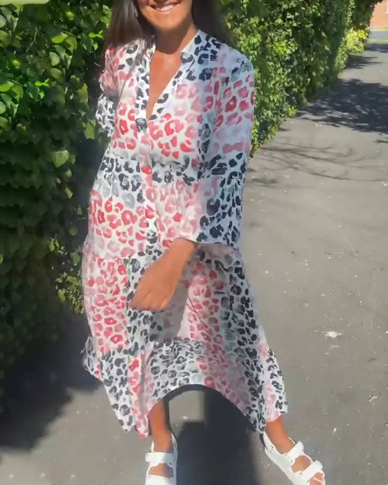 Sukienka z falbaną i nadrukiem z dekoltem w kształcie litery V