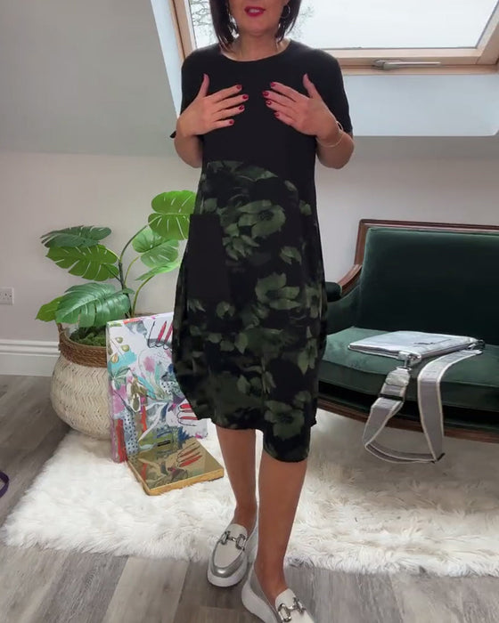 Sukienka z okrągłym dekoltem i kwiatowym nadrukiem oraz patchworkiem