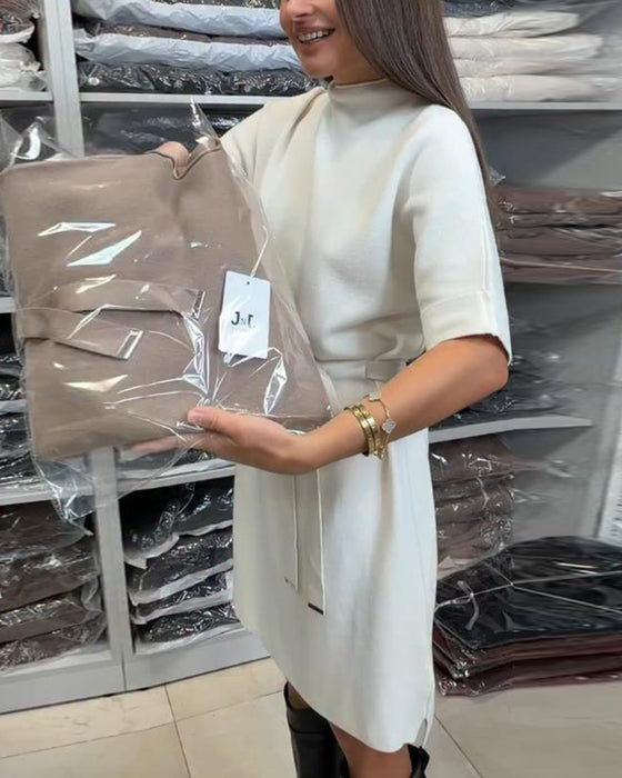 Sukienka Z Jednolitej Koloru, Tkaniny Włóczkowej, Szczegół Paska I Eleganckim Wibracją