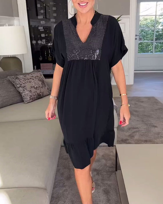 Luźna plisowana sukienka z dekoltem w kształcie litery V