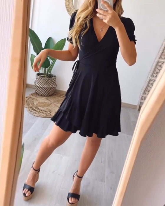 Sukienka na ramiączkach w jednolitym kolorze z dekoltem w kształcie litery V