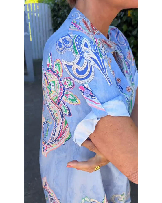 Sukienka z nadrukiem i dekoltem w kształcie litery V