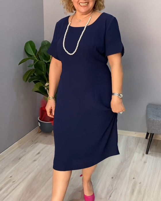 Elegancka sukienka z krótkim rękawkiem w jednolitym kolorze