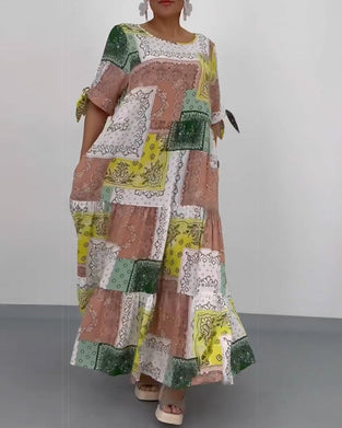 Długa sukienka z okrągłym dekoltem i nadrukiem w kwadraty