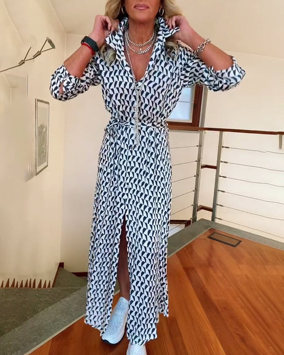 Sukienka z geometrycznym nadrukiem i rozcięciem