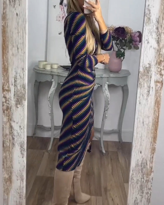 Seksowna sukienka w paski z zabudowanym dekoltem