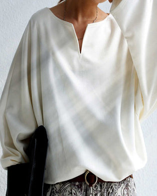 Luźna bluzka w jednolitym kolorze z dekoltem w kształcie litery V