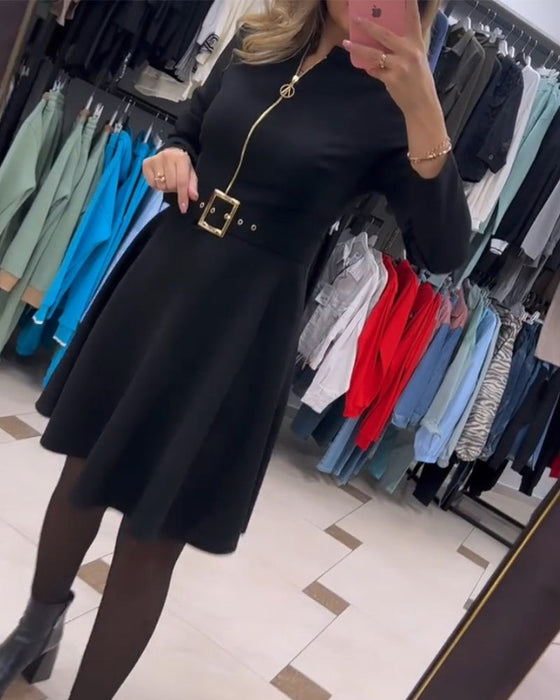 Prosta sukienka w jednolitym kolorze zapinana na zamek