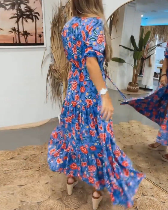 Sukienka z nadrukiem w róże i rozcięciami