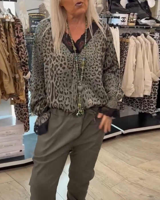 Modna bluzka z nadrukiem w panterkę z dekoltem w serek i koronkową łatką