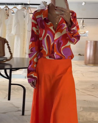 Kolorowa bluzka z klapą i guzikami