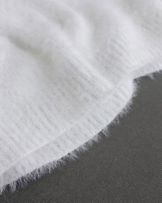 Sweter Detal Łańcuszek Odkryte Ramiona Puszysty