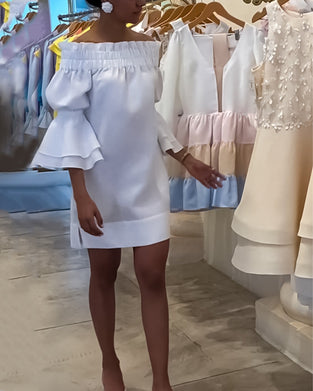 Sukienka na jedno ramię z rozkloszowanym rękawem