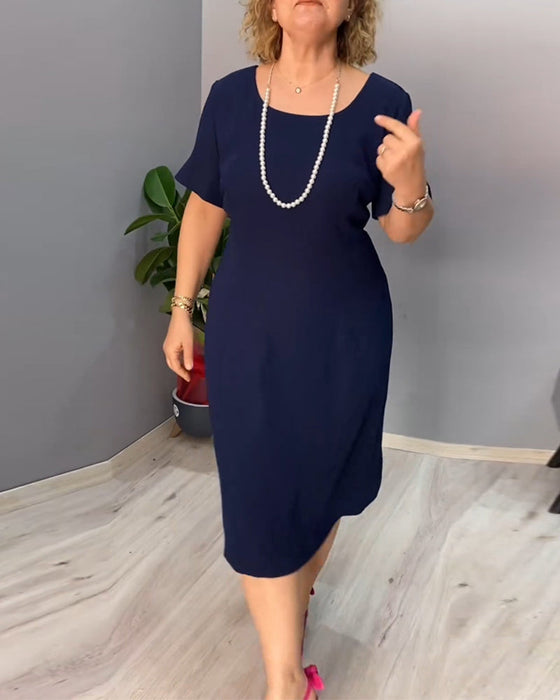 Elegancka sukienka z krótkim rękawkiem w jednolitym kolorze