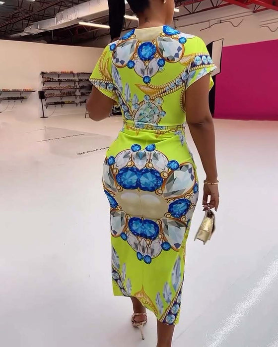 Sukienka z głębokim dekoltem w kształcie litery V i nadrukiem w talii