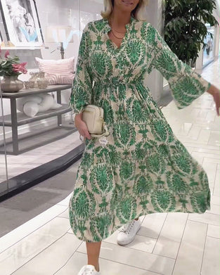 Sukienka z rękawami dzwonkowymi i sznurkiem z nadrukiem