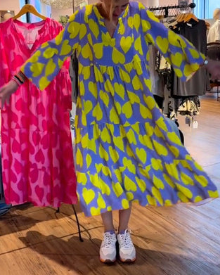 Sukienka z nadrukiem w kształcie serca z dekoltem w kształcie litery V