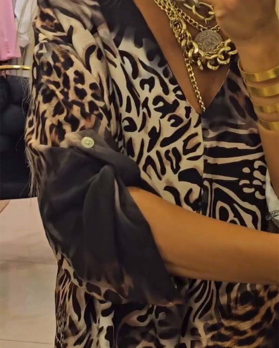 Luźna sukienka w panterkę z dekoltem w kształcie litery V