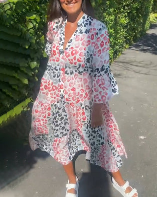 Sukienka z falbaną i nadrukiem z dekoltem w kształcie litery V