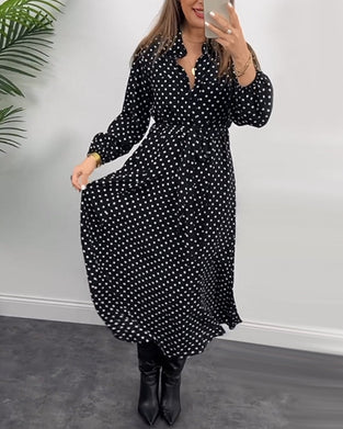 Elegancka sukienka z klapami w kropki