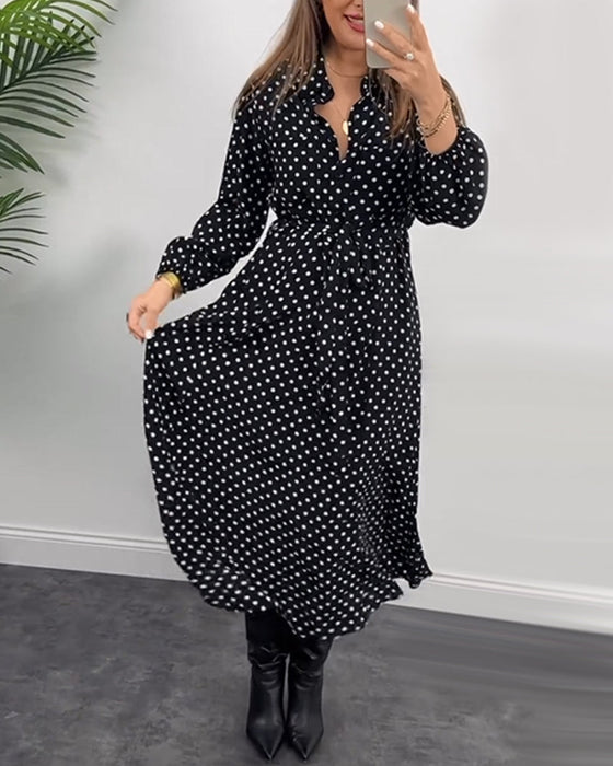 Elegancka sukienka z klapami w kropki