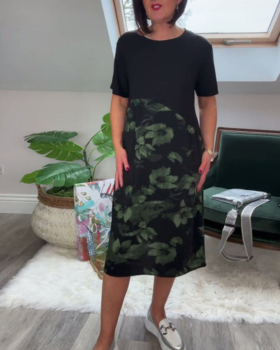 Sukienka z okrągłym dekoltem i kwiatowym nadrukiem oraz patchworkiem