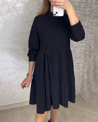 Plisowana sukienka w jednolitym kolorze z wysokim kołnierzem