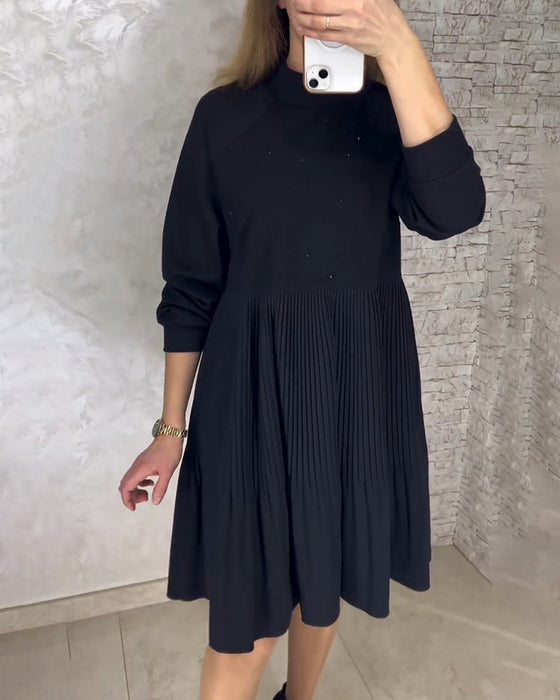 Plisowana sukienka w jednolitym kolorze z wysokim kołnierzem