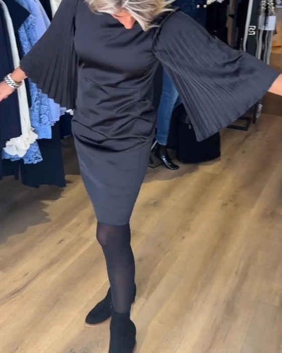 Sukienka z dzwonkowymi rękawami i okrągłym dekoltem