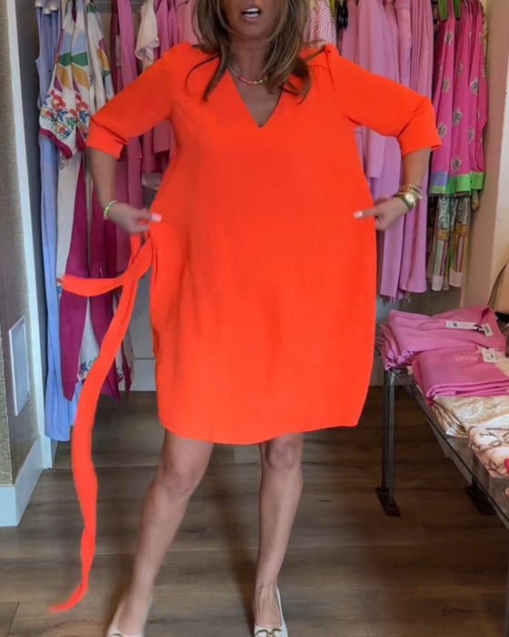 Jednokolorowa sukienka midi z rękawem i paskiem