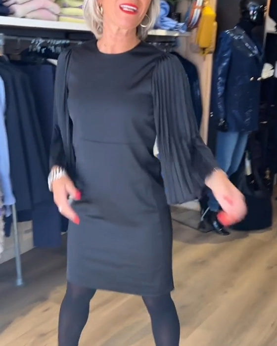 Sukienka z dzwonkowymi rękawami i okrągłym dekoltem