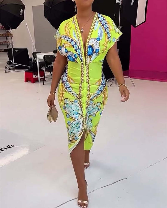 Sukienka z głębokim dekoltem w kształcie litery V i nadrukiem w talii