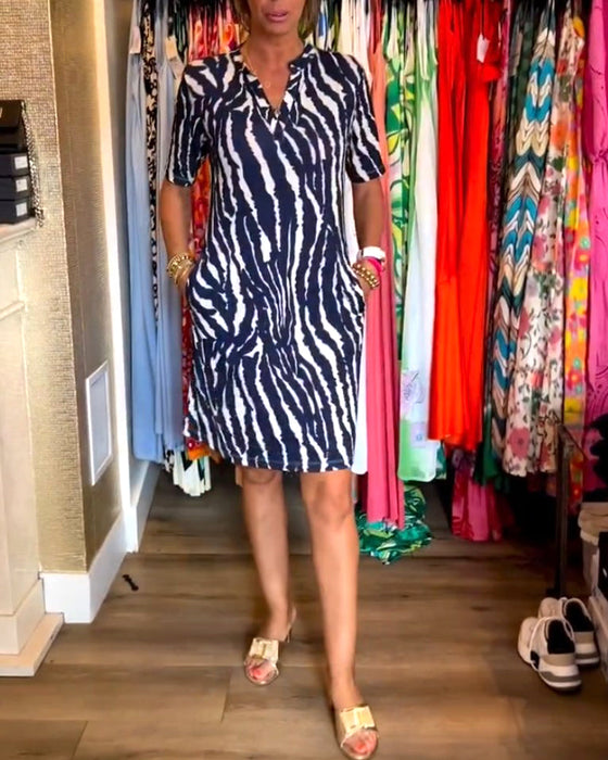 Sukienka z kontrastowymi kieszeniami i dekoltem w kształcie litery V