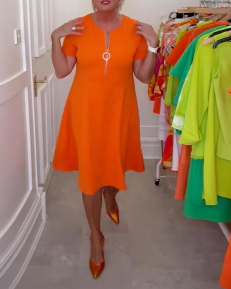 Modna sukienka w jednolitym kolorze zapinana na zamek z krótkim rękawem