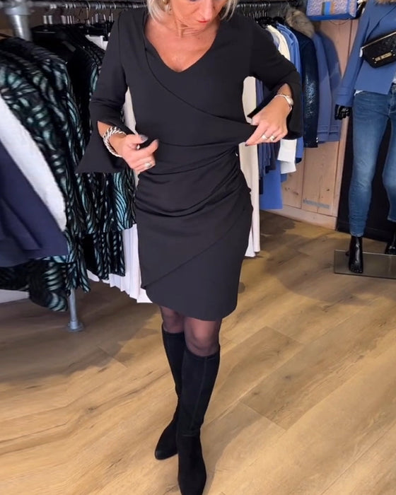 Sukienka z dekoltem w kształcie litery V i rozszerzanym rękawem