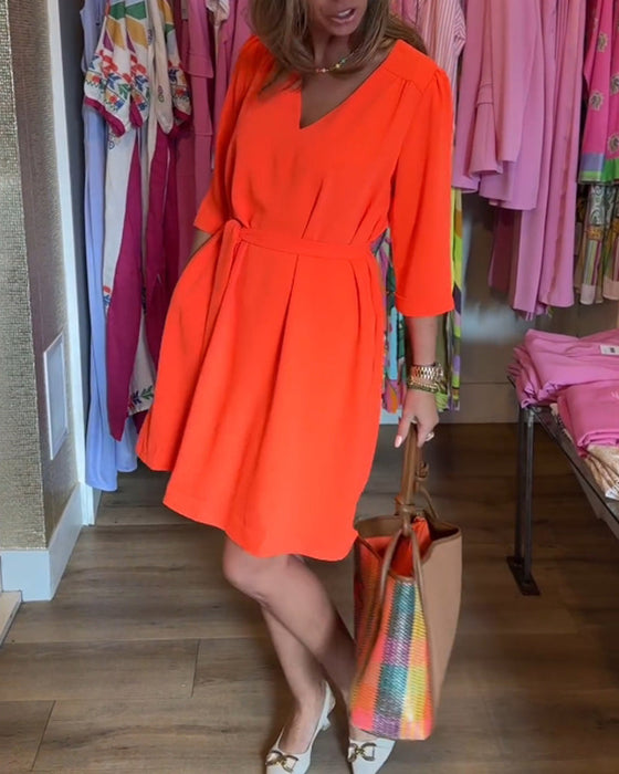 Jednokolorowa sukienka midi z rękawem i paskiem