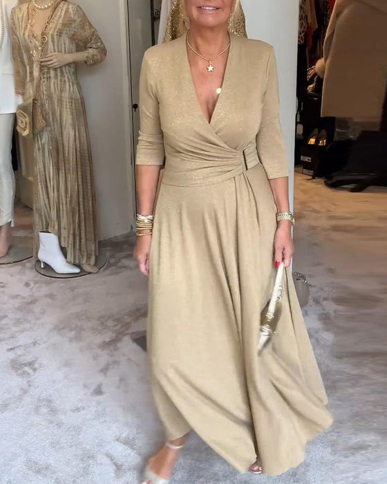 Elegancka sukienka w jednolitym kolorze z dekoltem w serek i rękawami o długości 3/4