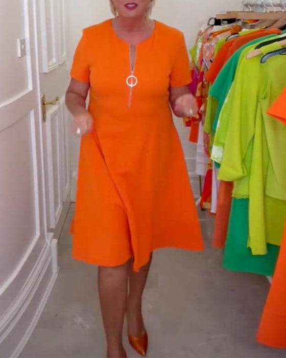 Modna sukienka w jednolitym kolorze zapinana na zamek z krótkim rękawem