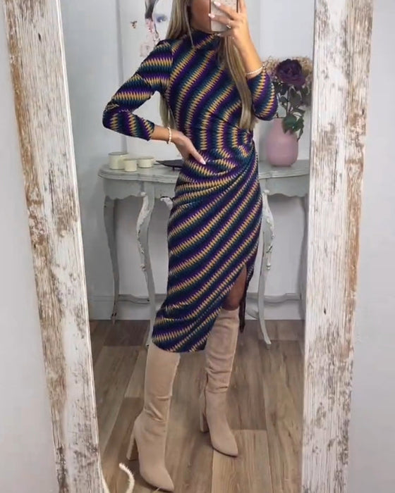 Seksowna sukienka w paski z zabudowanym dekoltem