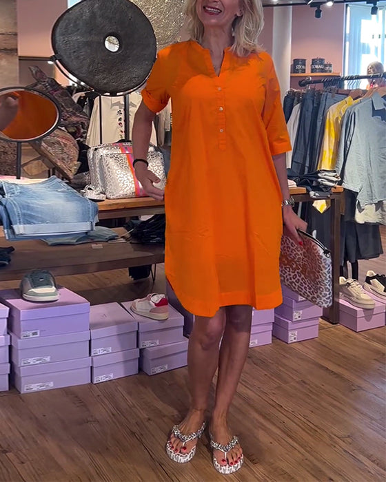 Luźna sukienka w jednolitym kolorze zapinana na guziki