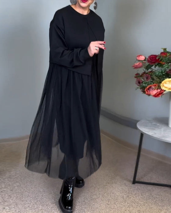 Nieregularne siateczkowe przeszycia w jednolitym kolorze i elegancka sukienka