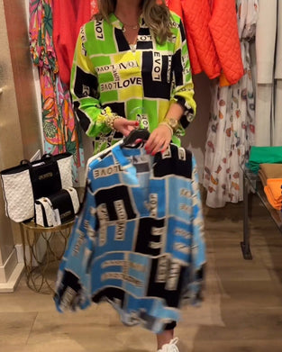 Bluzka z dekoltem w kształcie litery V i nadrukiem w litery