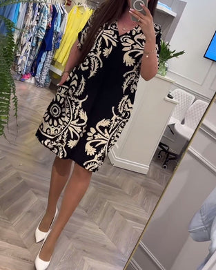 Luźna sukienka w stylu retro z dekoltem w kształcie litery V i krótkim rękawem