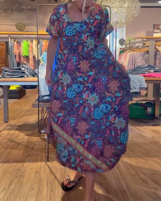 Długa sukienka z krótkim rękawem i okrągłym dekoltem z nadrukiem