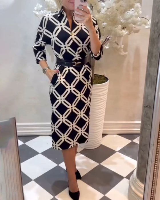 Elegancka sukienka z geometrycznym nadrukiem i rozcięciami po bokach